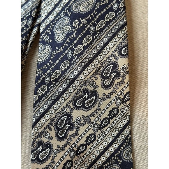 Christian Dior Cravates, Hughes, and Hatcher Men’s Tie Navy Paisley - Picture 2 of 5
